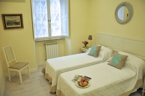 2 chambres, coffres-forts dans les chambres, bureau