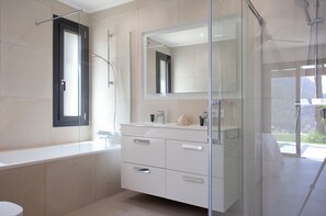 Combined shower/tub, free toiletries, hair dryer, towels - Best Views in Mallorca - Villa Marimuntana (Banyalbufar)