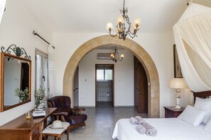 4 habitaciones, caja de seguridad en la habitación y escritorio 