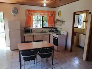 Fridge, microwave, oven, stovetop - GREEN PARAKEET LITTLE HOUSE (Limon)