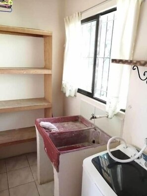 Shower, hair dryer, towels, soap - GREEN PARAKEET LITTLE HOUSE (Limon)