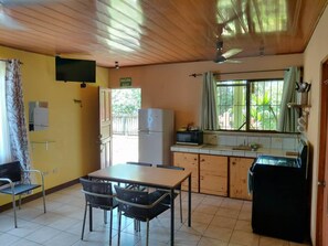 Fridge, microwave, oven, stovetop - GREEN PARAKEET LITTLE HOUSE (Limon)