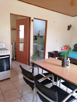 Interior - GREEN PARAKEET LITTLE HOUSE (Limon)