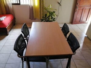 Dining - GREEN PARAKEET LITTLE HOUSE (Limon)