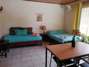 Zimmersafe, Bügeleisen/Bügelbrett, kostenloses WLAN, Bettwäsche