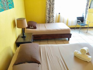 In-room safe, iron/ironing board, free WiFi, bed sheets - GREEN PARAKEET LITTLE HOUSE (Limon)