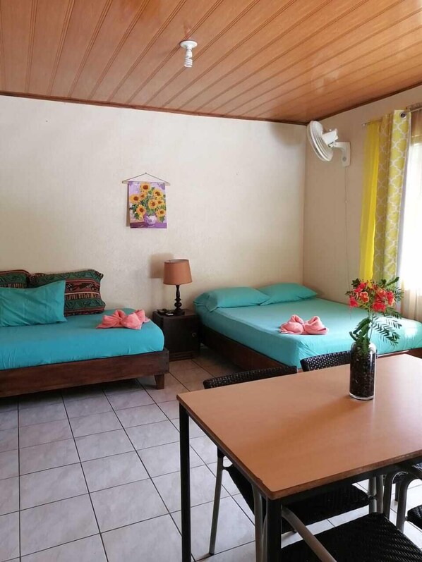 In-room safe, iron/ironing board, free WiFi, bed sheets - GREEN PARAKEET LITTLE HOUSE (Limon)