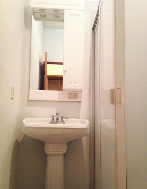 Shower, hair dryer, towels, toilet paper - LOVELY HOUSE BEST LOCATION (México D.F.)