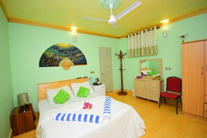 3 habitaciones, tabla de planchar con plancha, wifi y ropa de cama 