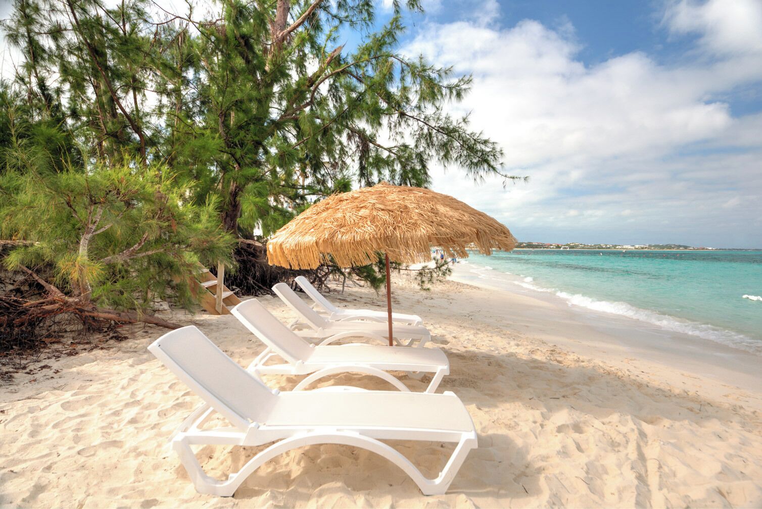 Ligstoelen aan het strand, strandlakens
