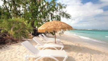 Ligstoelen aan het strand, strandlakens