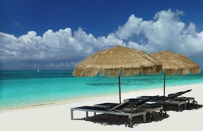 Plage, chaises longues, serviettes de plage