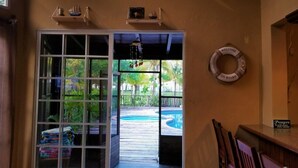 Una puerta que da a una zona de piscina con vistas al exterior.