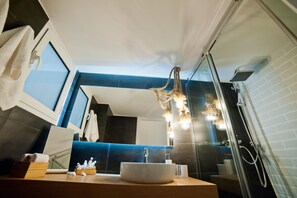 Regadera, amenidades de baño gratuitas, secadora de cabello, toallas 