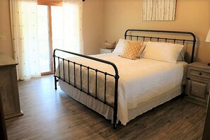 3 habitaciones, tabla de planchar con plancha, wifi y ropa de cama 