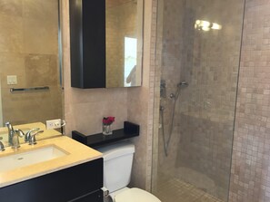 Een douche, een haardroger, handdoeken