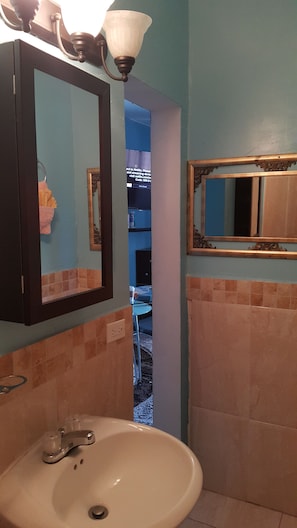 Chuveiro/banheira combinados, toalhas de banho, sabonete, shampoo