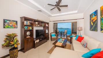 Een smart-tv en boeken