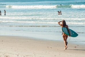 On the beach - Spacious Family Bungalow in Banana Beach With  Private Bedroom and Garden (Santa Teresa)