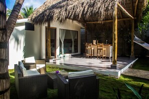 Terrace/patio - Spacious Family Bungalow in Banana Beach With  Private Bedroom and Garden (Santa Teresa)