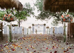 Outdoor banquet area - Honeymoon Bungalow in Banana Beach with AC, High Speed Wifi, Kitchen, Patio (Cobano)