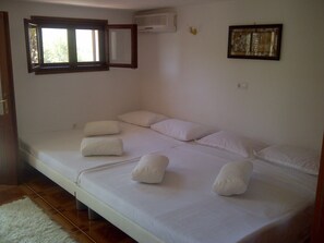 1 bedroom, in-room safe, iron/ironing board, free WiFi