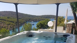 Un bain à remous avec vue sur un lac et des collines.
