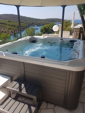 Outdoor spa tub