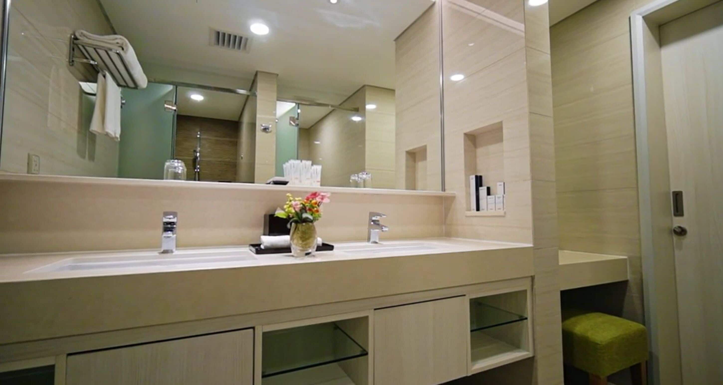 executive room | bathroom | shower, free toiletries, hair dryer, slippers