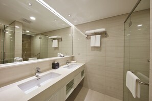 Chambre Double Supérieure (Premier King) | Salle de bain | Douche, articles de toilette gratuits, sÚche-cheveux, chaussons