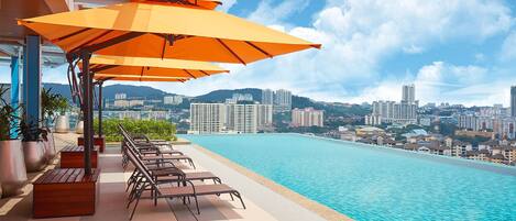 室外游泳池,07:00 至 21:00 开放,池畔遮阳伞,日光浴躺椅