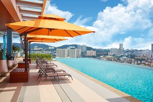 Kolam renang outdoor, dengan payung kolam renang dan kursi berjemur