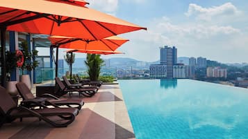 Piscina externa, funciona das 7h às 21h, guarda-sóis, espreguiçadeiras