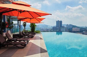 Kolam renang outdoor, dengan payung kolam renang dan kursi berjemur