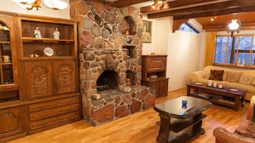 TV, fireplace