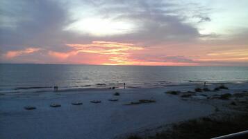 En la playa, camastros y toallas de playa