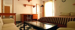 2 bedrooms, desk, WiFi, bed sheets
