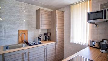 Mikrowelle, Wasserkocher mit Kaffee-/Teezubehör, Toaster