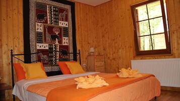 2 bedrooms, in-room safe, desk, iron/ironing board