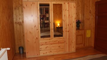 2 多间卧室、客房内保险箱、办公桌、熨斗/熨衣板