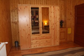 2 bedrooms, in-room safe, desk, iron/ironing board - A Rustic retreat for famiies with children. 2 bedroom log house
(Plitvice Lakes National Park)