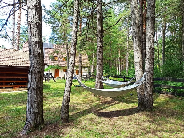 Terrace/patio - A Rustic retreat for famiies with children. 2 bedroom log house
(Plitvice Lakes National Park)
