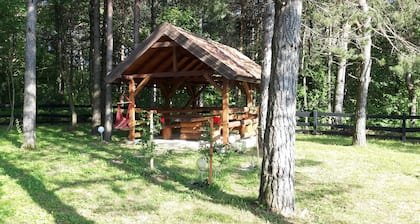 Casa de madera en el parque de los amantes de la naturaleza en los lagos de Plitvice