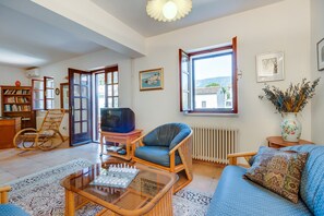 TV, fireplace - Visit our lovely three storey family house surrounded by spacious garden (Osor, Cres)