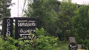 A sign for 'Matsonnette Cottage Wistaria Gallery' with an 'OPEN' sign in front. - Wistaria Karuizawa (Karuizawa)