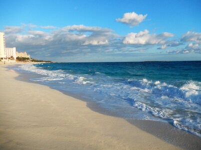 Paradise Island - Sunrise Beach Villa - Lowest Rates!