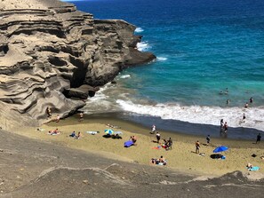 Sun-loungers, beach towels - BEST OCEANFRONT VIEWS in KONA, HI - Newly Remodeled Condo (Kailua-Kona)
