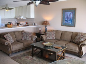 TV, DVD player, books, video library - BEST OCEANFRONT VIEWS in KONA, HI - Newly Remodeled Condo (Kailua-Kona)