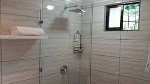 Serviettes fournies, savon, papier toilette