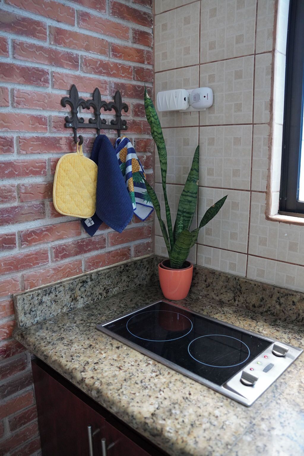 Refrigerador, microondas, parrilla de estufa y cafetera y tetera 